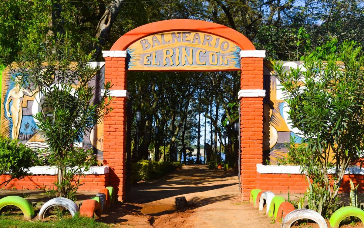 Arco de ladrillo de la entrada al Balneario El Rincón